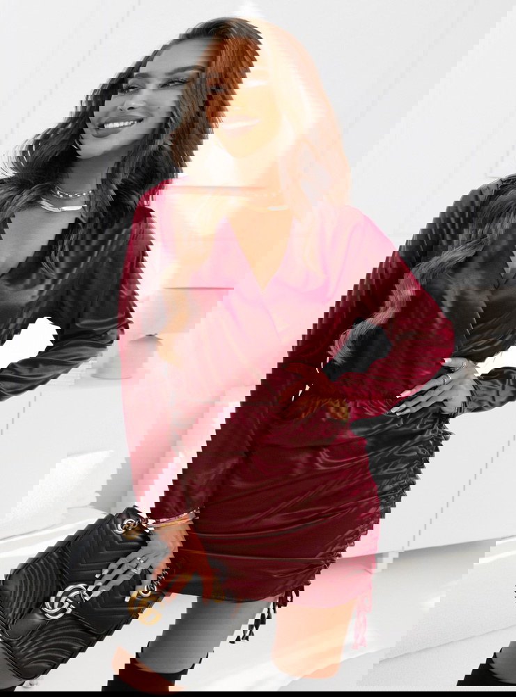 Bordowa satynowa sukienka ze...