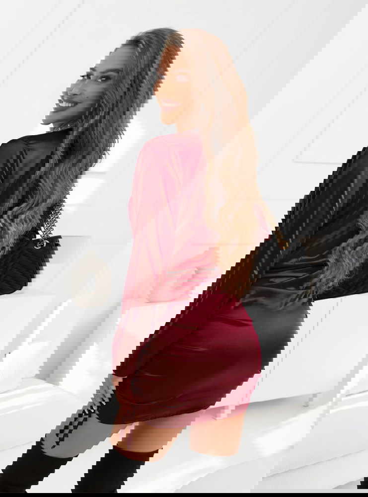 Bordowa satynowa sukienka ze...