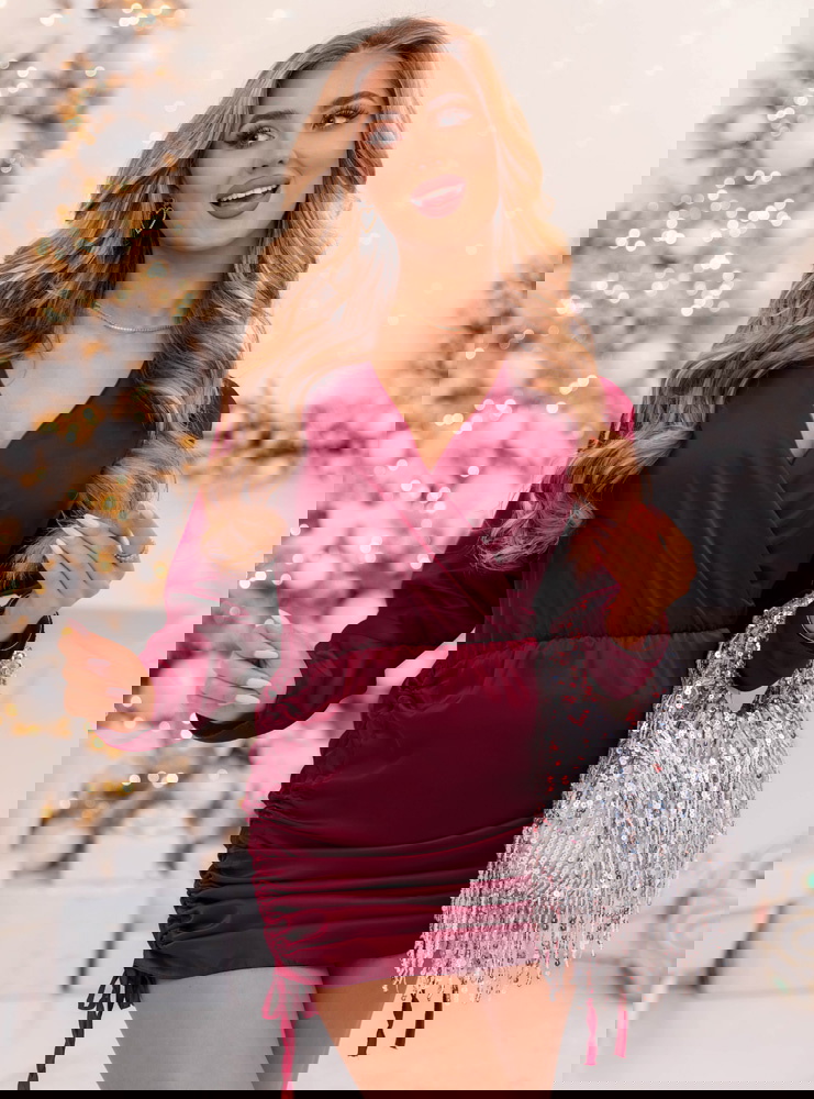 Bordowa satynowa sukienka ze...