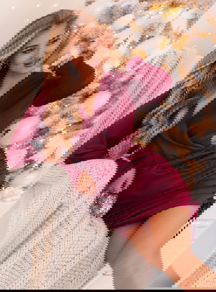 Bordowa satynowa sukienka ze...