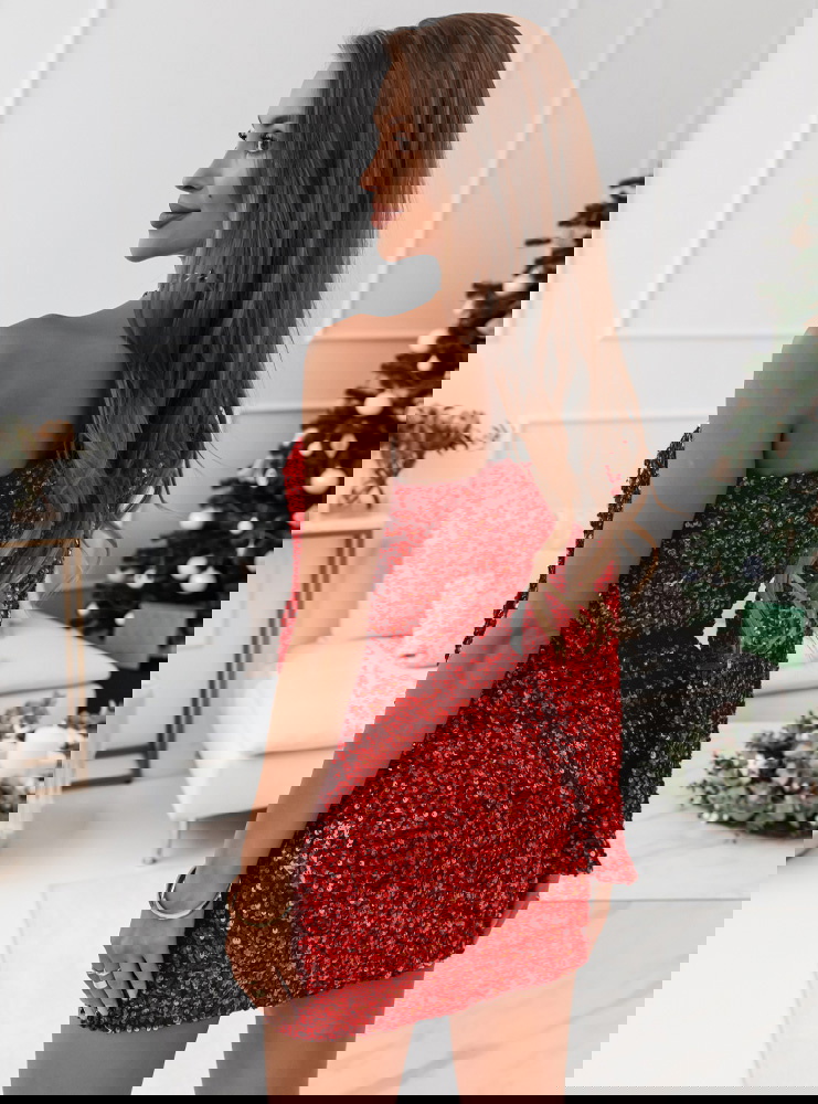 Malinowa cekinowa sukienka na jedno...