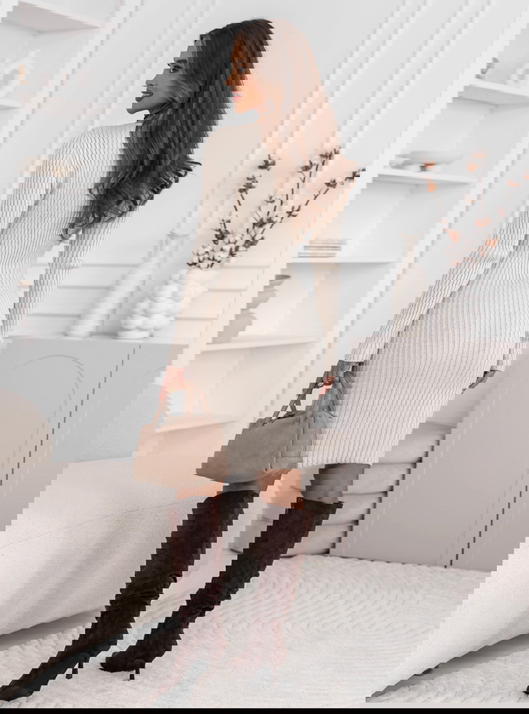 Beżowa sukienka swetrowa z ozdobnymi...