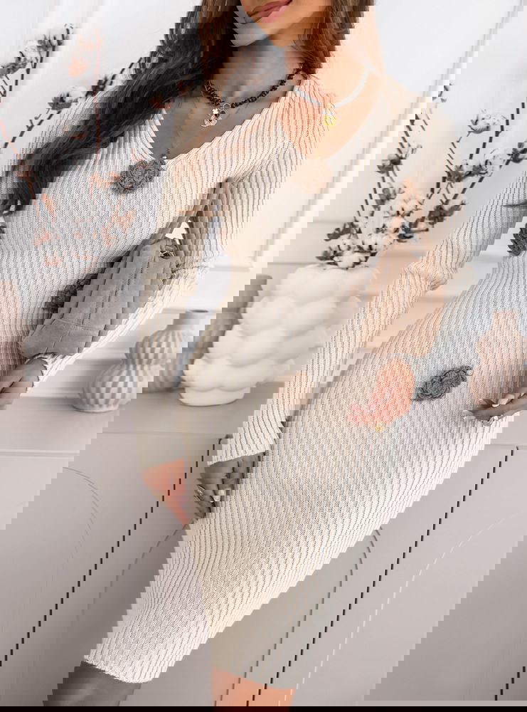 Beżowa sukienka swetrowa z ozdobnymi...