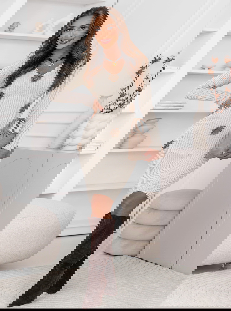 Beżowa sukienka swetrowa z ozdobnymi...