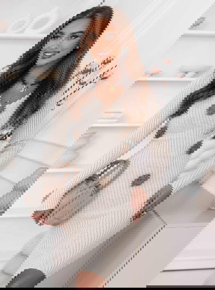 Beżowa sukienka swetrowa z ozdobnymi...