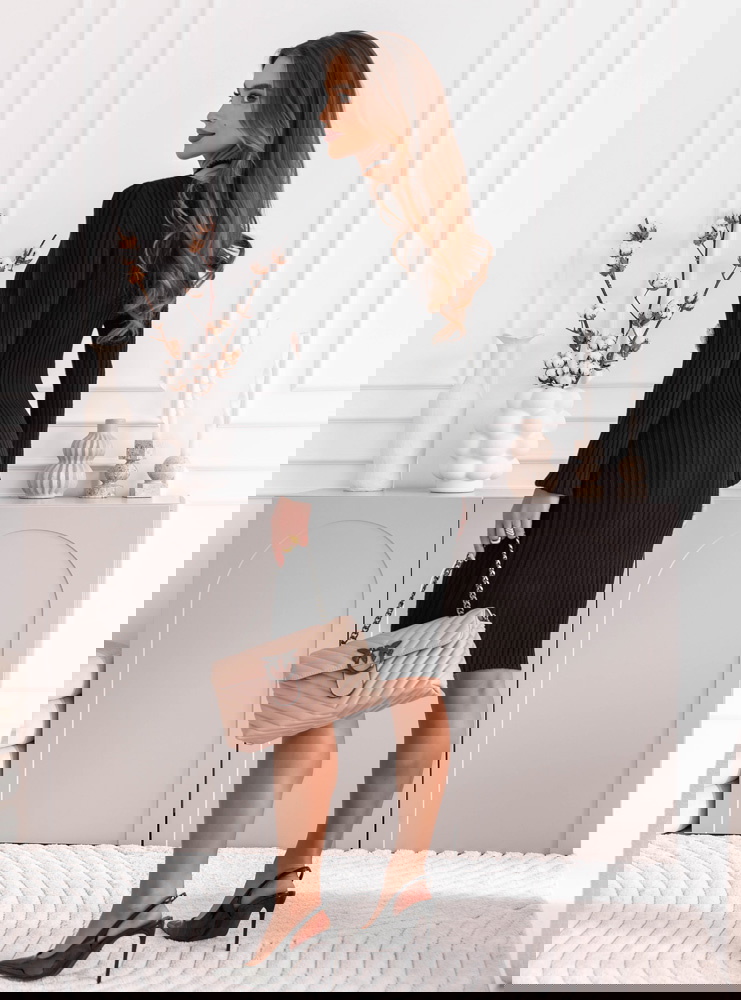 Czarna sukienka swetrowa z ozdobnymi...