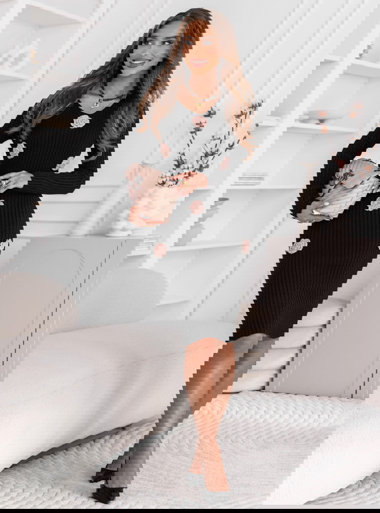 Czarna sukienka swetrowa z ozdobnymi...