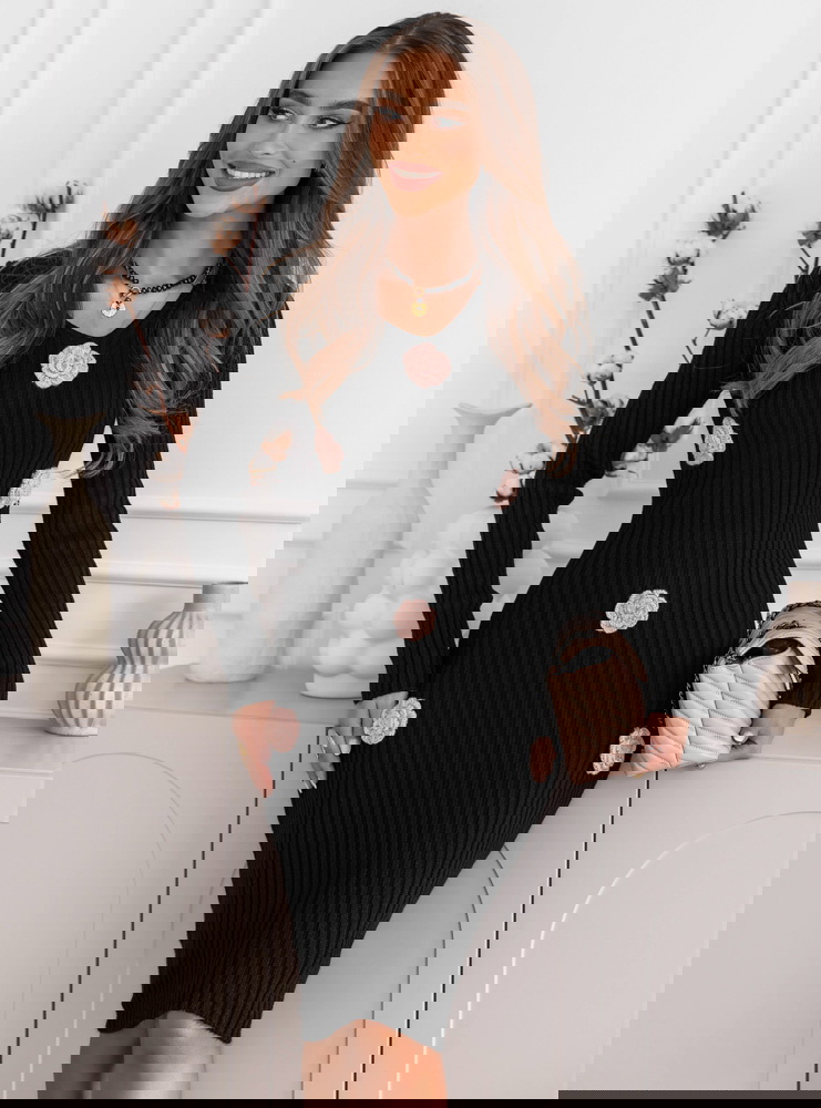 Czarna sukienka swetrowa z ozdobnymi...