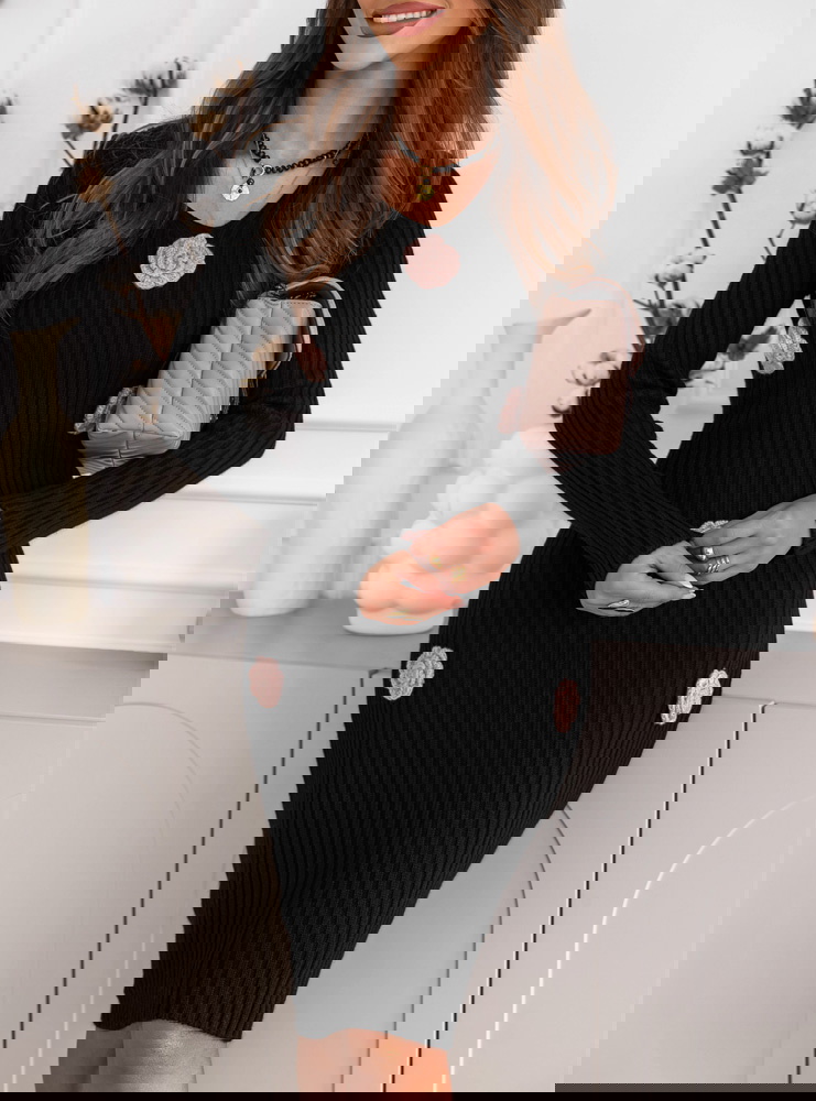 Czarna sukienka swetrowa z ozdobnymi...