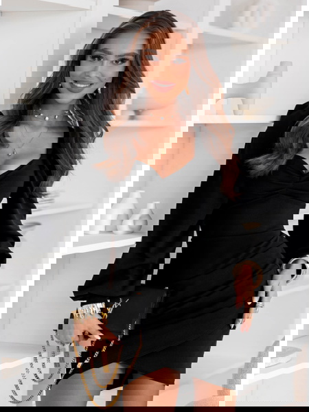 Czarna sukienka z dekoltem...