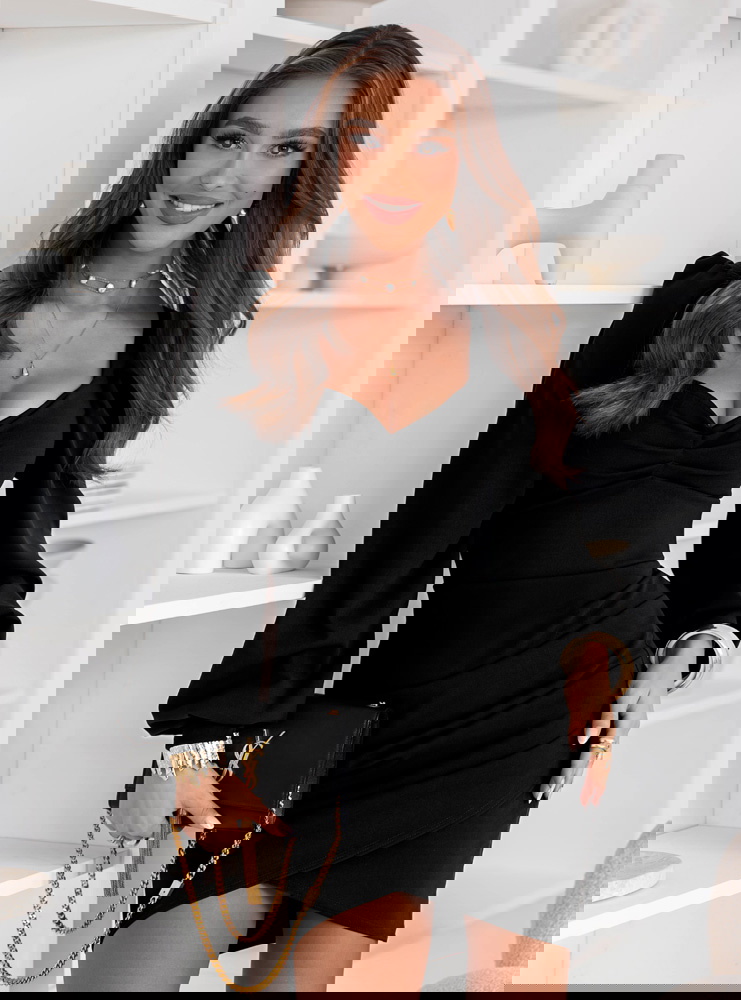 Czarna sukienka z dekoltem w serce i...