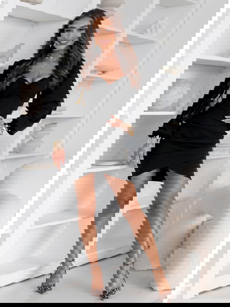 Czarna sukienka z dekoltem... 2