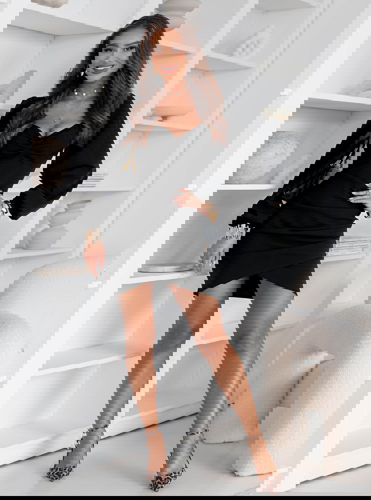 Czarna sukienka z dekoltem w serce i...