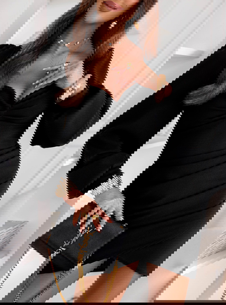 Czarna sukienka z dekoltem w serce i...