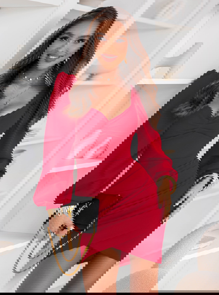 Malinowa sukienka z dekoltem w serce...