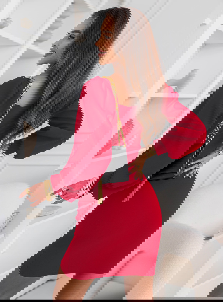 Malinowa sukienka z dekoltem w serce...