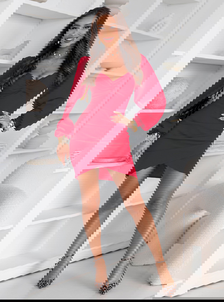 Malinowa sukienka z dekoltem w serce...