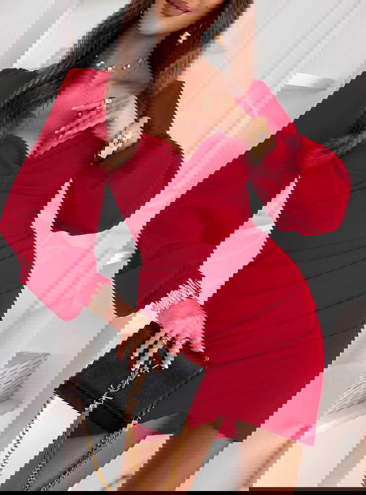 Malinowa sukienka z dekoltem w serce...