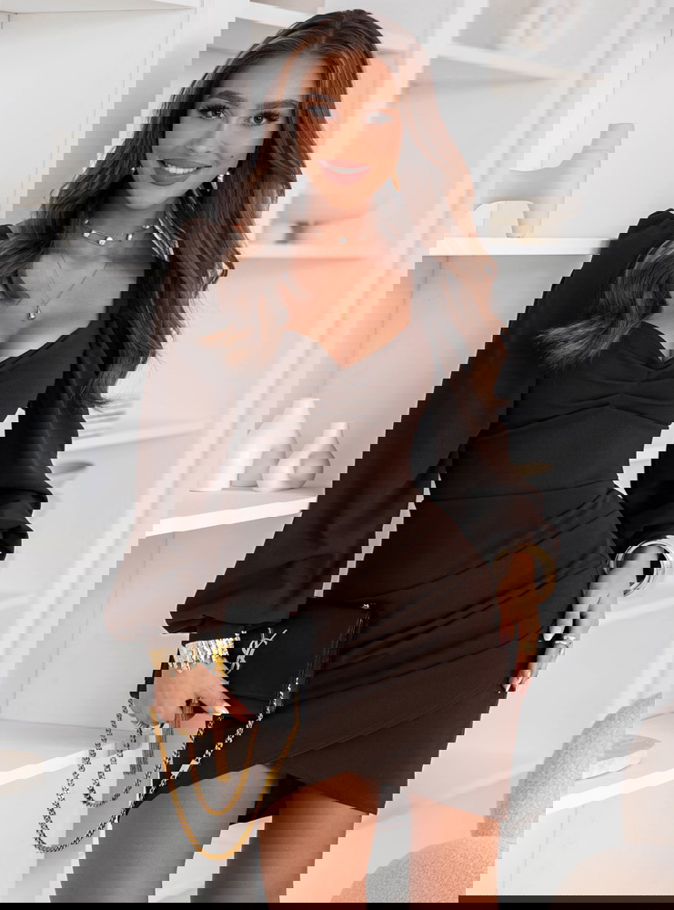 Czekoladowa sukienka z dekoltem w...