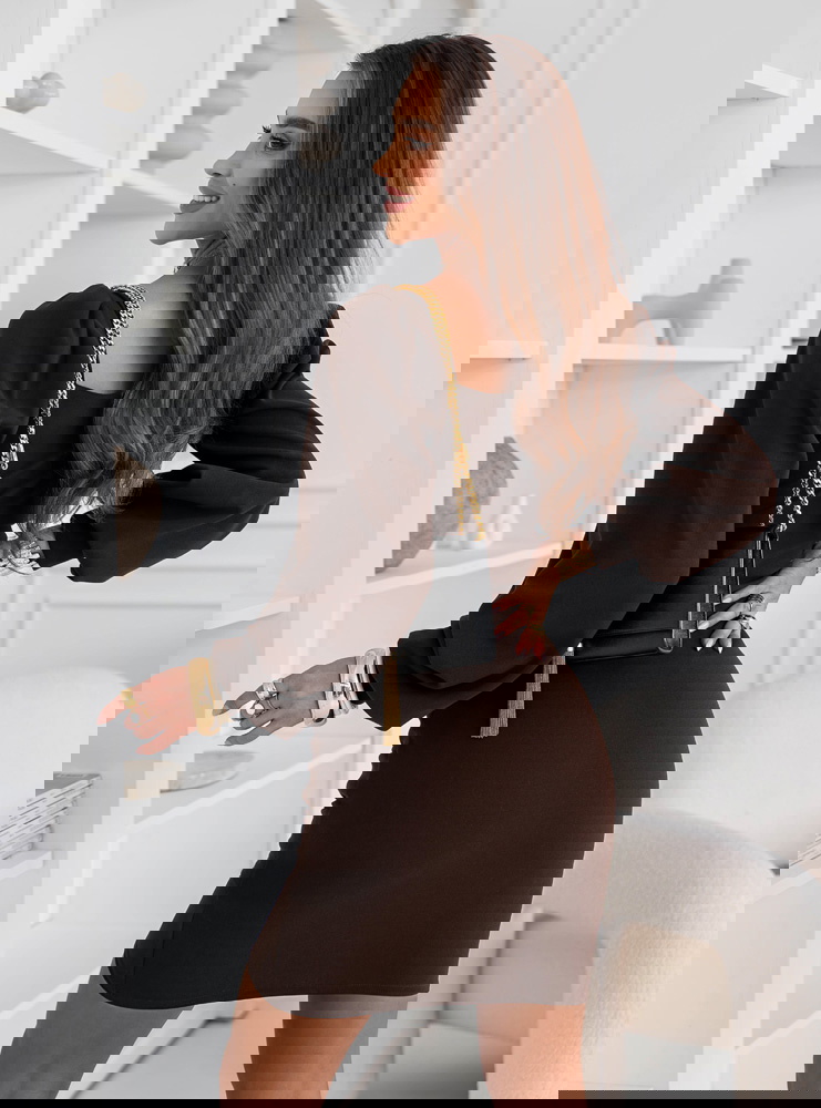 Czekoladowa sukienka z dekoltem w...