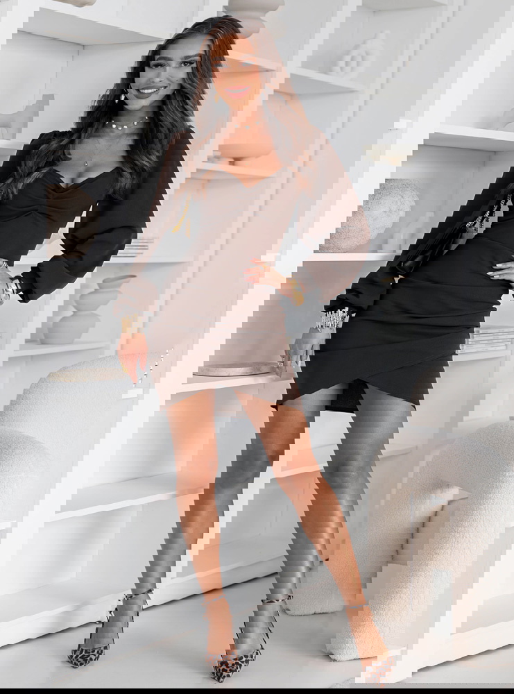 Czekoladowa sukienka z dekoltem w...