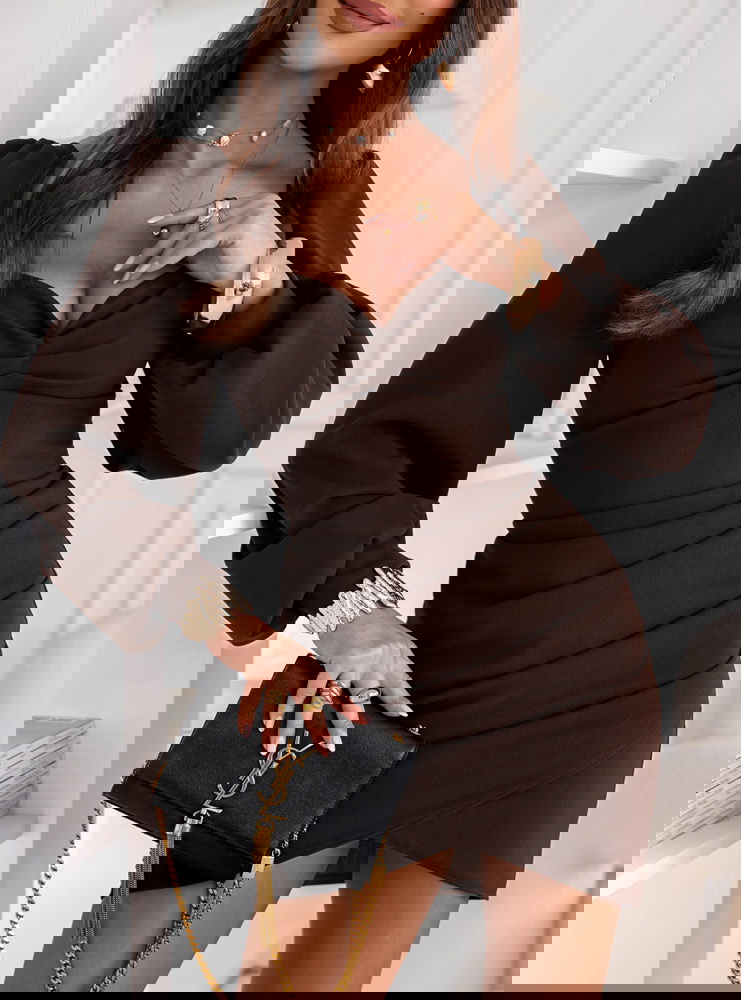 Czekoladowa sukienka z dekoltem w...