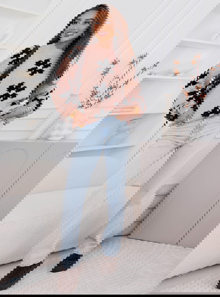 Pudrowy sweter w kwiaty Dalya