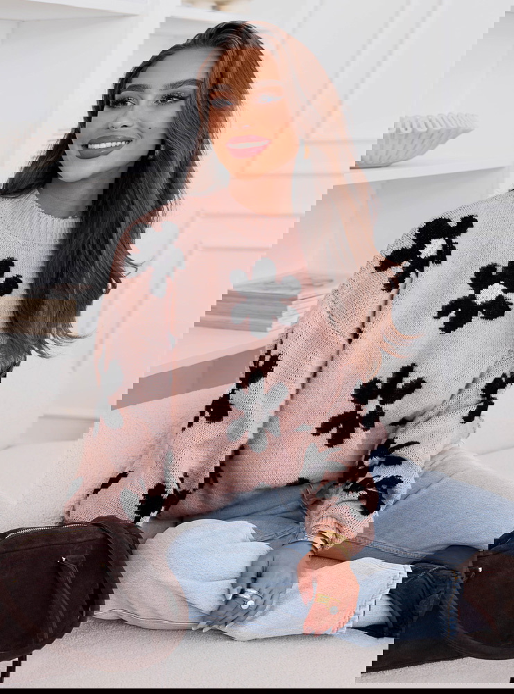 Pudrowy sweter w kwiaty Dalya