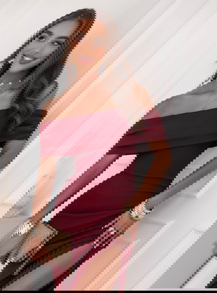 Bordowa długa dopasowana sukienka z...