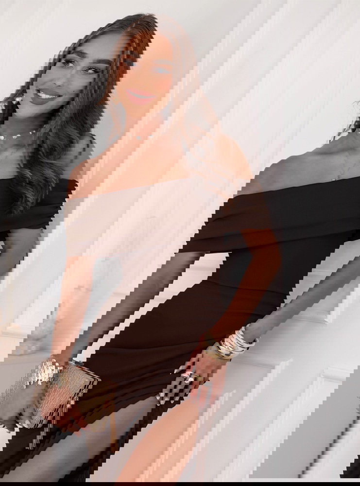 Czekoladowa długa dopasowana sukienka...