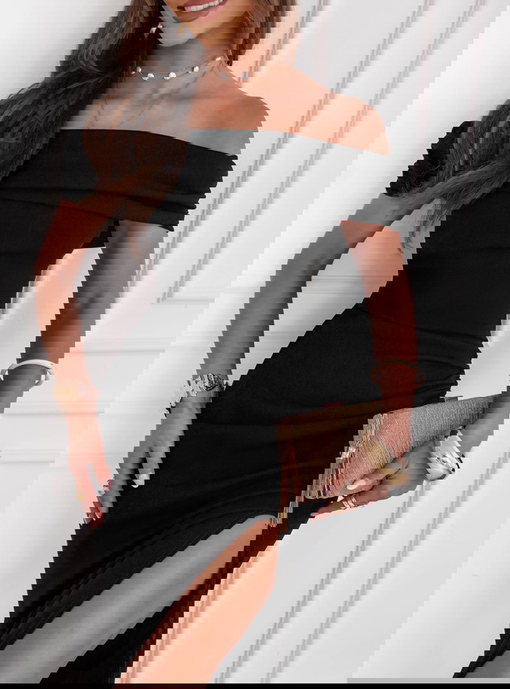 Czarna długa dopasowana sukienka z...