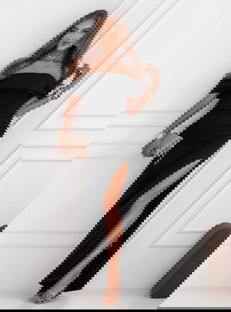 Czarna długa dopasowana sukienka z...