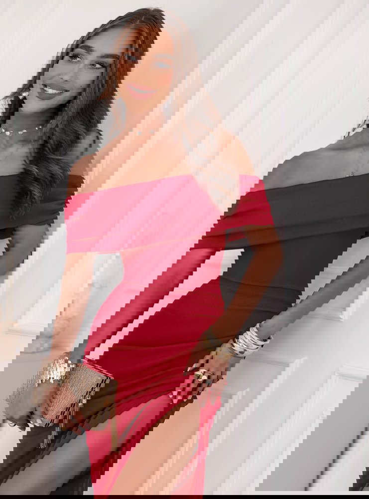 Malinowa długa dopasowana sukienka z...