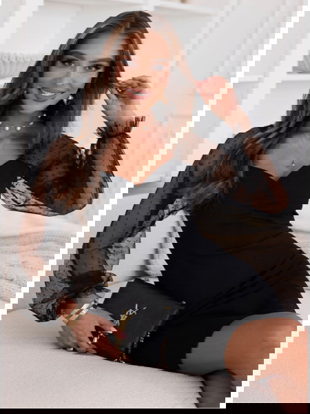 Czarna dopasowana sukienka... 2