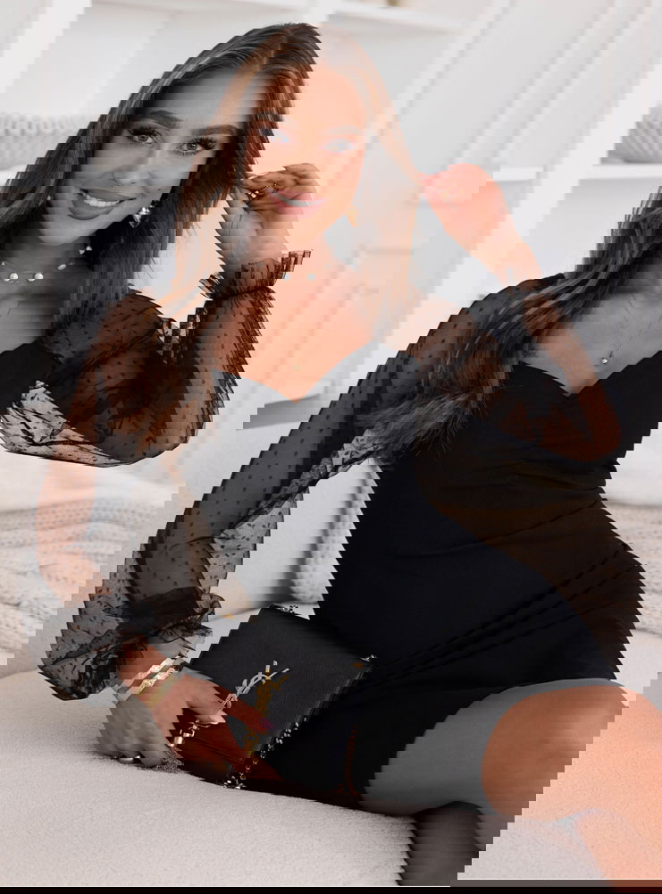 Czarna dopasowana sukienka z...