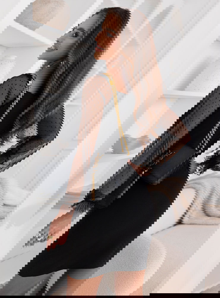 Czarna dopasowana sukienka z...