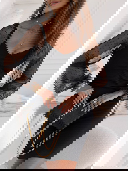 Czarna dopasowana sukienka...