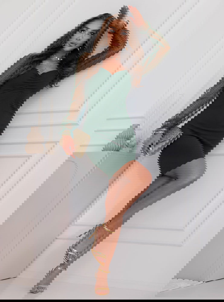 Dopasowana sukienka z tiulowymi...