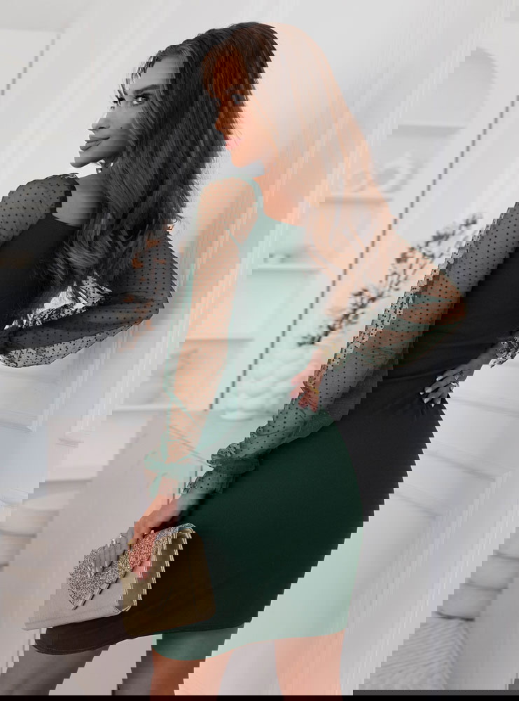 Dopasowana sukienka z tiulowymi...