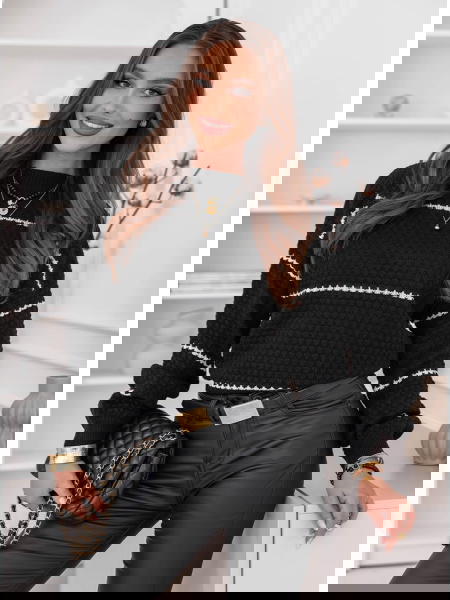 Czarny sweter z ozdobnym...