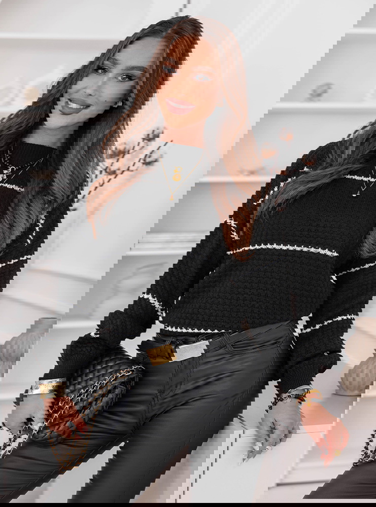 Czarny sweter z ozdobnym splotem w...