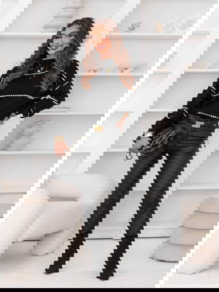 Czarny sweter z ozdobnym... 2