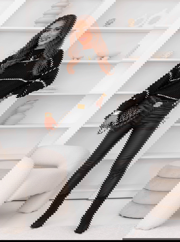 Czarny sweter z ozdobnym splotem w...