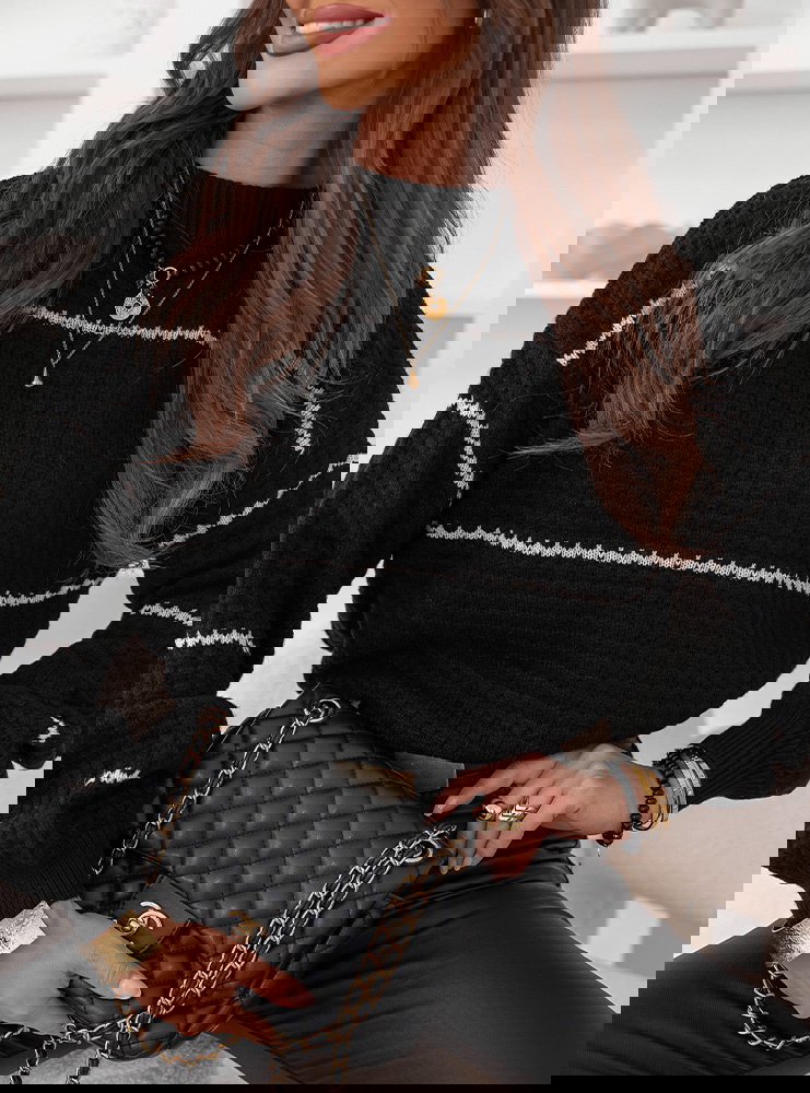 Czarny sweter z ozdobnym splotem w...