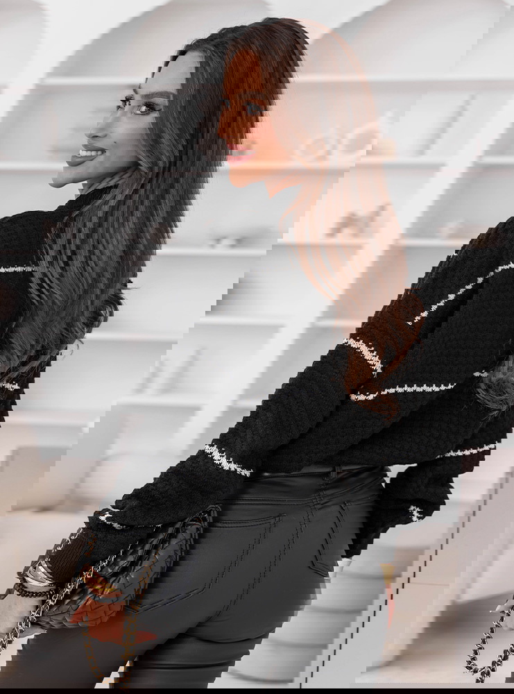 Czarny sweter z ozdobnym splotem w...