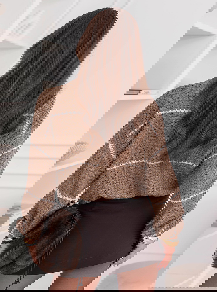 Sweter z ozdobnym splotem w paski...