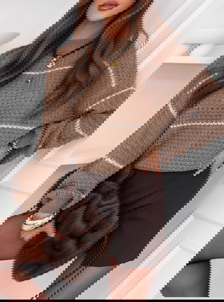 Sweter z ozdobnym splotem w paski...