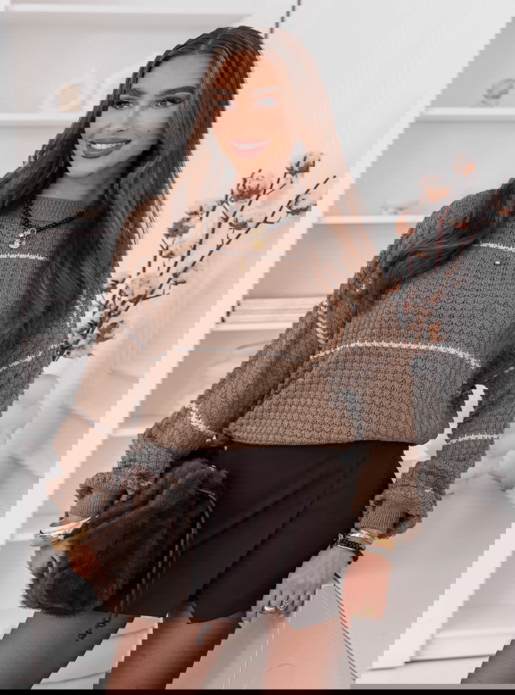 Sweter z ozdobnym splotem w paski...