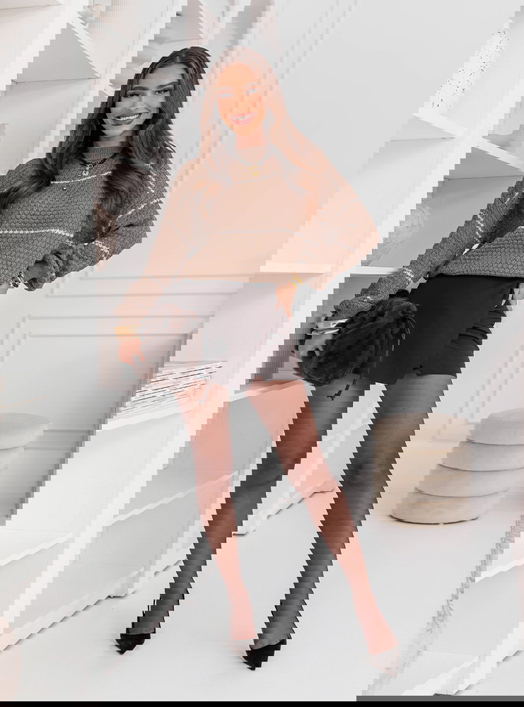 Sweter z ozdobnym splotem w paski...