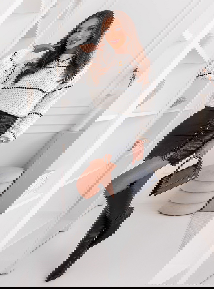 Sweter z ozdobnym splotem w paski...